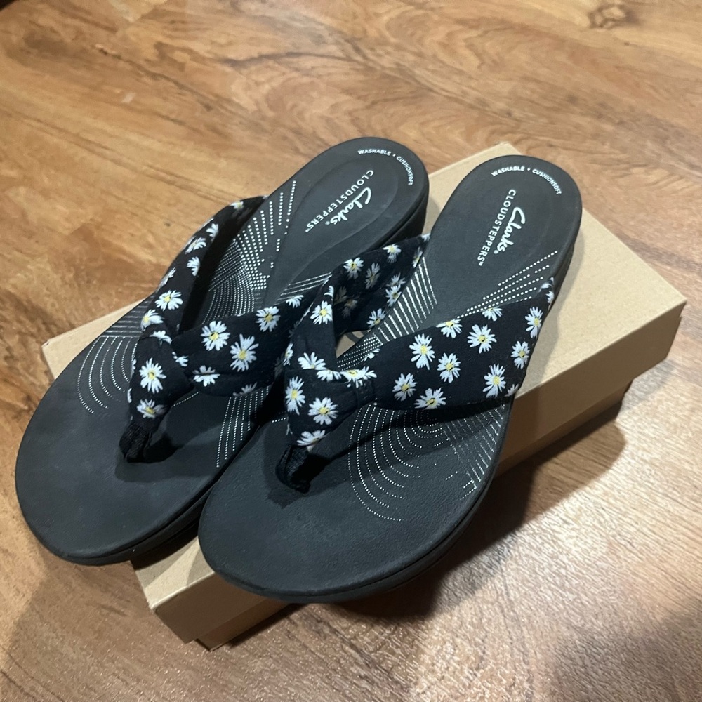 Cloudsteppers by Clarks Black Daisy Print Thong Sandals